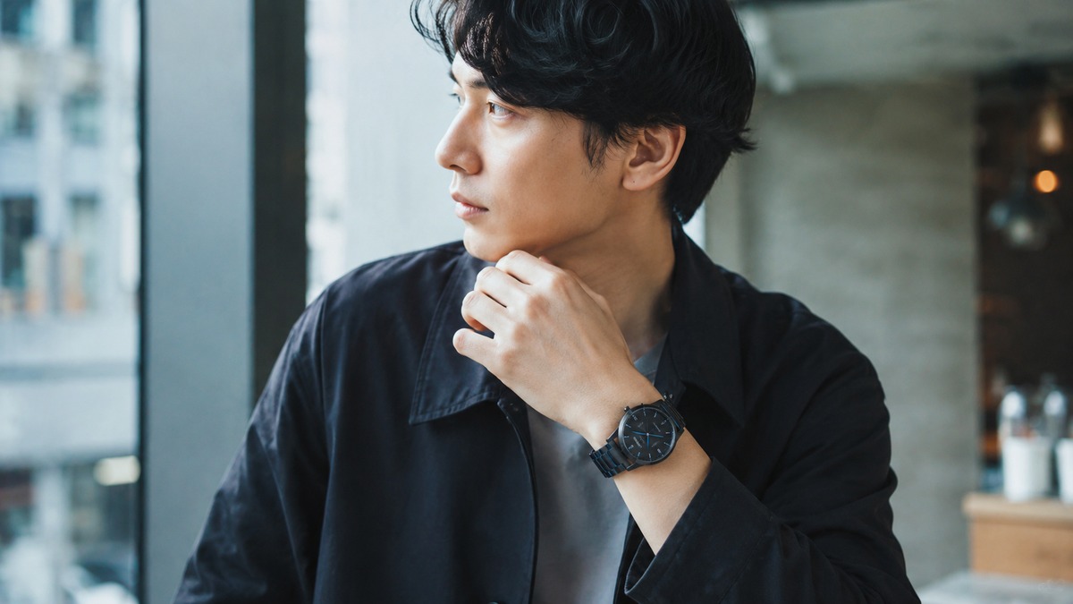 黒い腕時計を普段使いのファッションに合わせる日本人男性