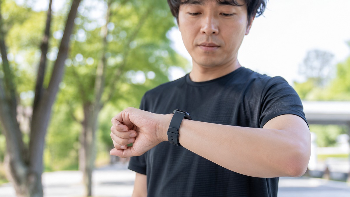 手首の骨より少し肘側にスマートウォッチを安定して装着する日本人男性