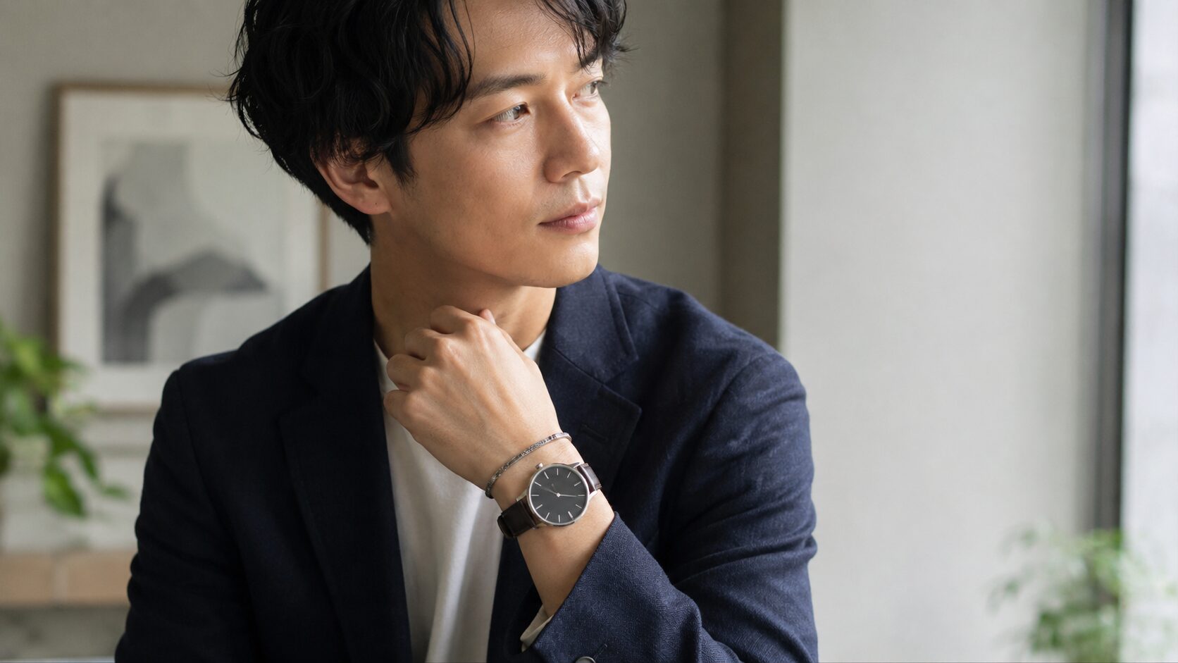 日本人男性が腕時計とブレスレットを上品に重ね付けした大人の手元コーディネート